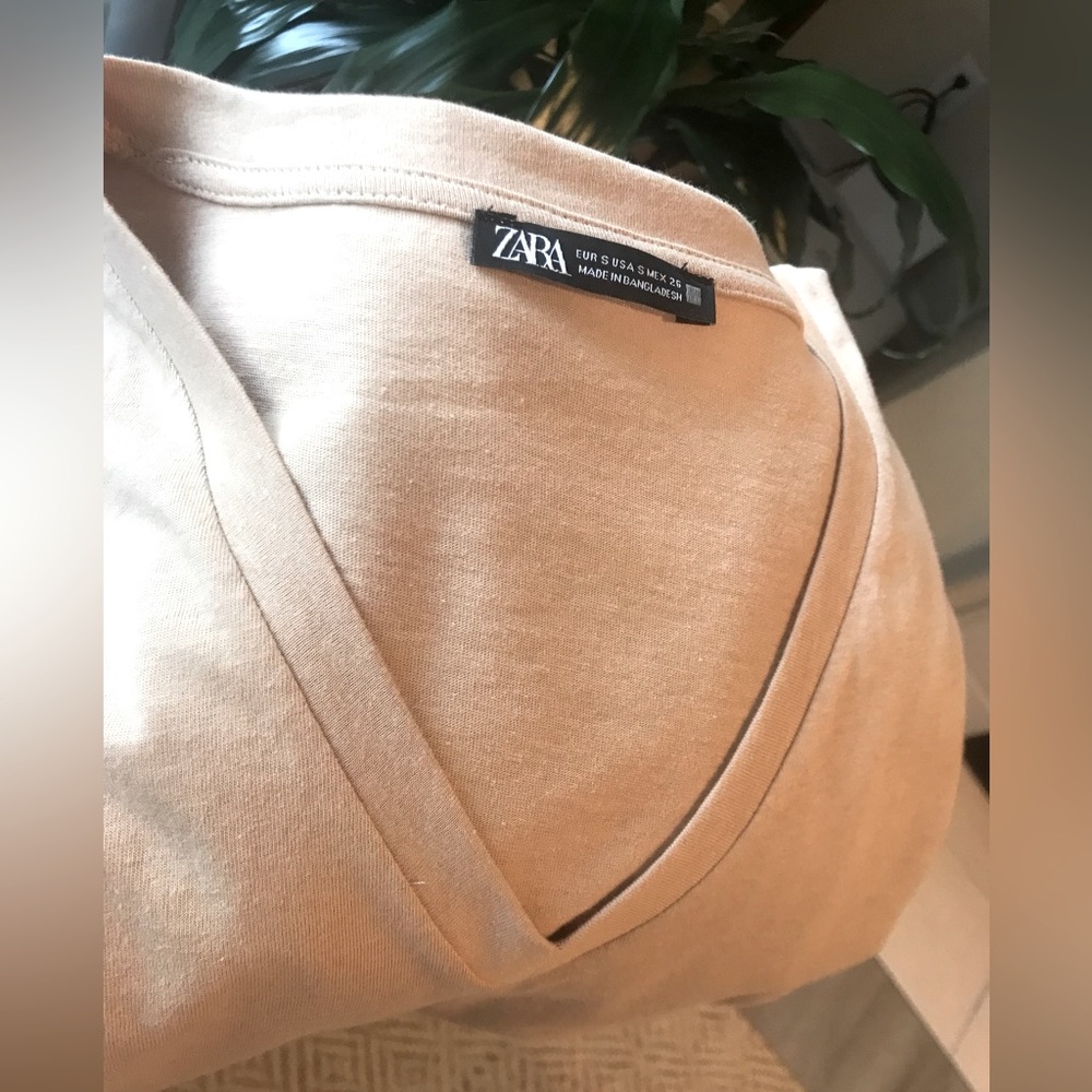🌻 Zara Basic V-Neck T- shirt short sleeves size (s) 🌻💕